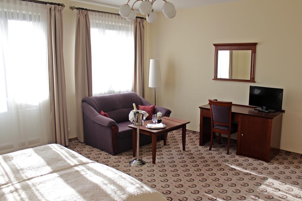 Astoria Bed & Breakfast Swarzedz Ngoại thất bức ảnh